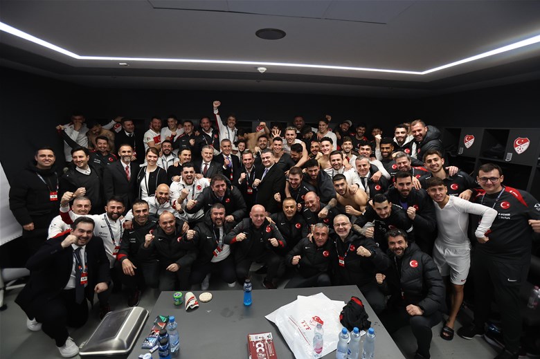 Cumhurbaşkanı Erdoğan'dan A Mi̇lli̇ Futbol Takımı'na Tebrik Telefonu